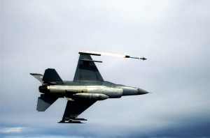 F-16C_Fighting_Falcon_fires_AIM-9